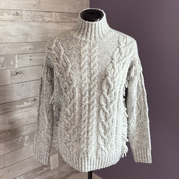 NWT RW&CO. Gray Cable Knit Sweater - Picture 4 of 11